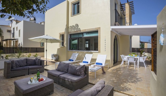 Villa Mylos 8 is located in the absolute center of Protaras