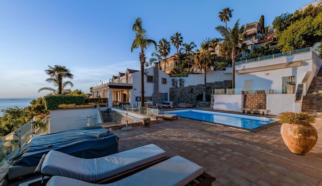 Villa Naxos - Eight Bedroom Villa, Sleeps 18