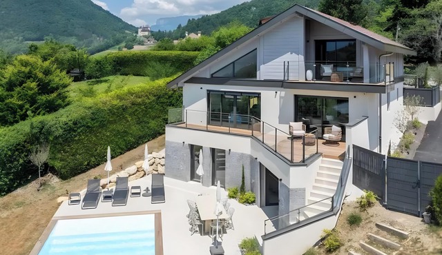 Villa 'Near Village and Lake' with Lake View, Wi-Fi and Air Conditioning