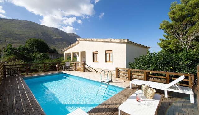 Villa Paradiso, A Villa with private Swimming Pool in Castelluzzo.