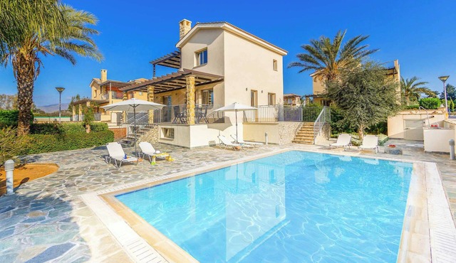 Villa Paralia - Four Bedroom Villa, Sleeps 8