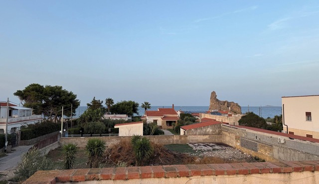 Villa Pino 150 meters from the sea and 5 min from Palermo airport area