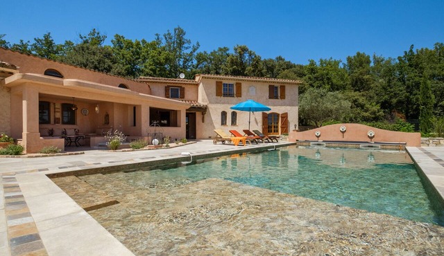 Villa 'Propriété Fontaine Margo': Peaceful Retreat with Mountain Views