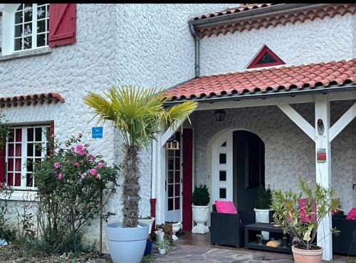 Villa Provençale avec Spa Piscine Privée in Ris