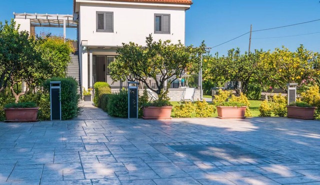 Villa Sara, wonderful modern style villa 8 beds with garden in Piane Vecchie