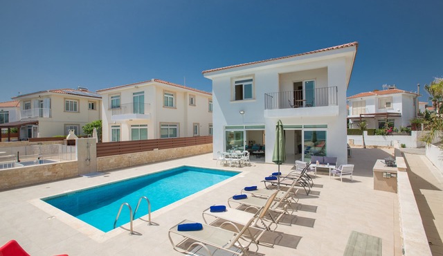 Villa Shaye, Stunning 4BDR Seafront Protaras Villa