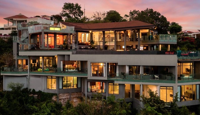 Villa Skyfall 8-bedroom with Private Cinema