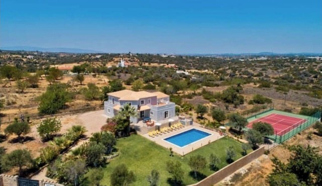 Villa Solar da Torre - Ideal for family holidays: Swimming pool and tennis court in Armação de Pêra