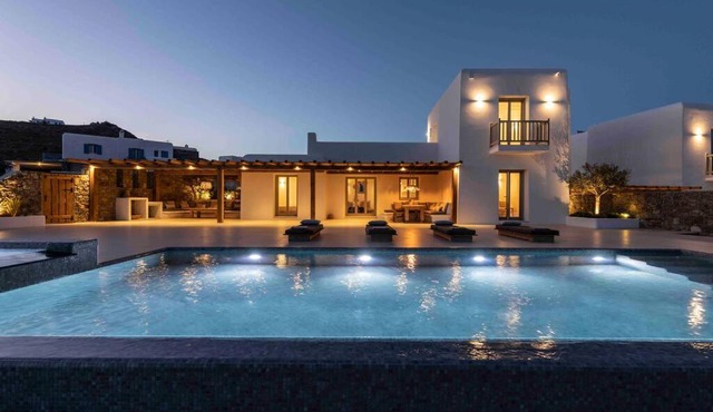 Villa Stephanie with heated pool, by Red Windmill Villas in Mikonos