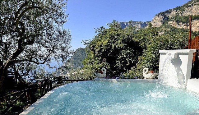 Villa Violaciocca: An elegant and welcoming villa located in an isolated position, on the slopes of a hill which is covered with olive groves, with Free WI-FI.
