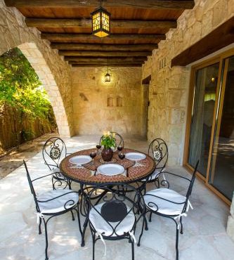 Villa Violaris