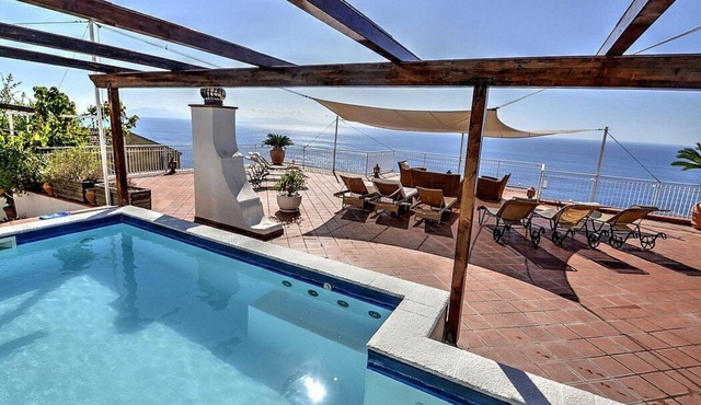 Villa Volare: A splendid villa with the fascination of the typical and ancient mediterranean houses, with Free WI-FI.
