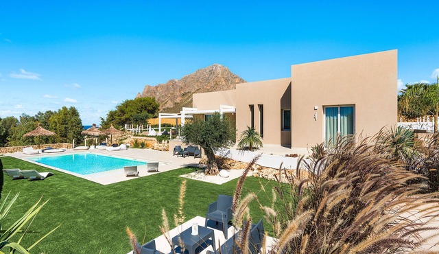 Villa wih heated pool, wellness, 400 metres to the sea