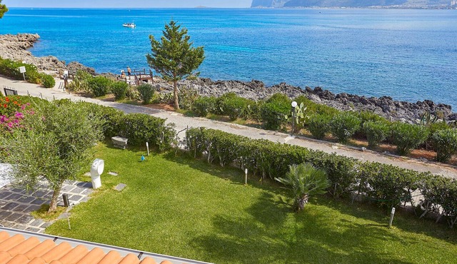Villa with direct sea access near Palermo
