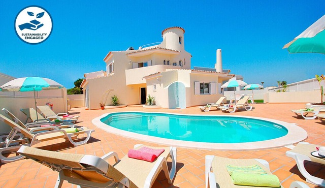Villa with heatable pool, gym and BBQ