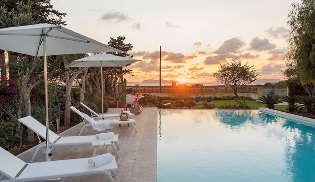 Villa with pool, 450 metres from sea, near Trapani, Sicily - 14 pax