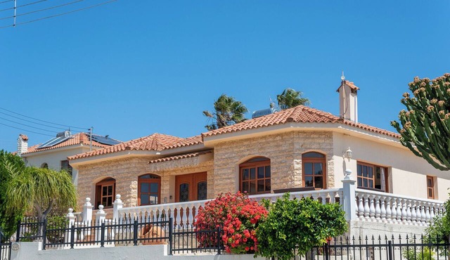 Village Charm and Coastal Calm: Spacious Villa with Private Pool & Nearby Beach