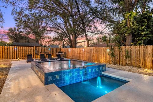 Vintage Downtown Escape, Heated Cocktail Pool, Tiki Bar & Walk to City of Sarasota in Sarasota