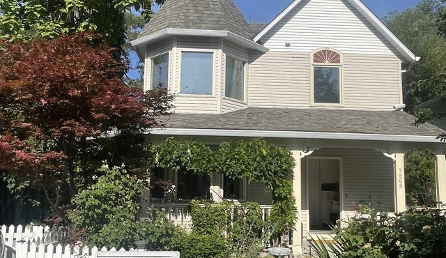 Walkable private 2 bdrm suite w shared entry, kitchenette, bathroom in Kelowna