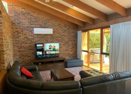 Warm and Spacious 5BR Home w WIFI and Multiple Parking - Hosted by Canstay in Weetangerra