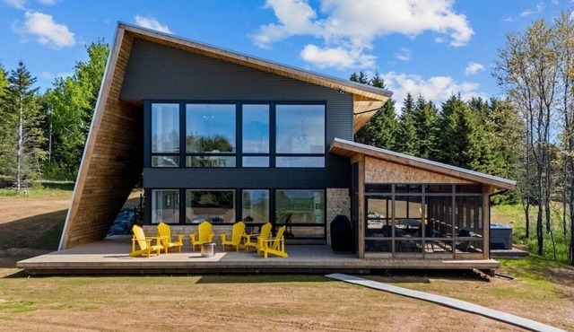 Water Front 6BR Oasis w/Hot Tub & Views, Near Victoria-by-the-Sea in Bonshaw