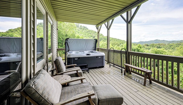 Water Views! Group-Friendly Lake Glenville Home in Cullowhee