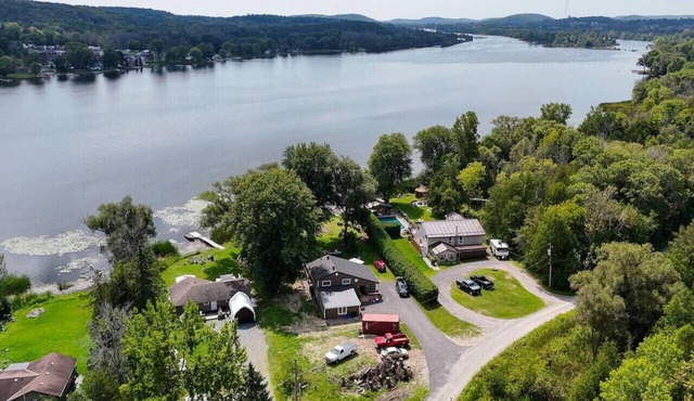 Waterfront Cottage w/Swim Spa, BBQ, & Boat Dock in Quinte West