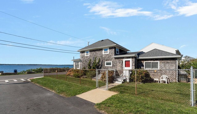 Waterfront Cottage On Mount Hope Bay in Fall River