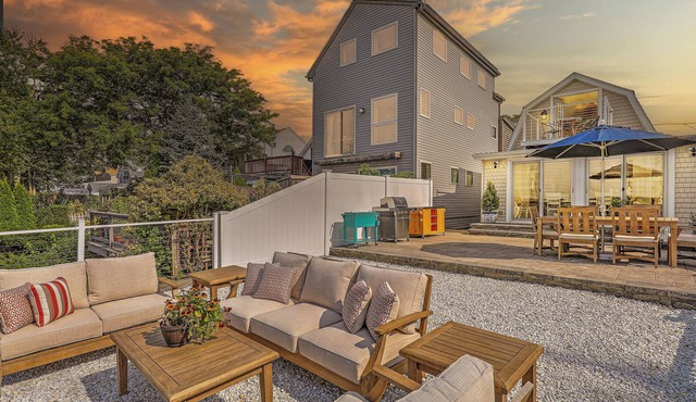 Waterfront w/Private Beach Near Providence in East Providence