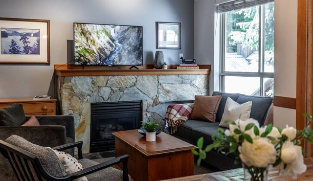 Whistler Village 2BR: Hot Tub,Free Parking, Near Valley Trail & Lakes!