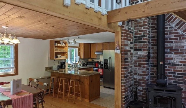 White Mountain Chalet; great for skiers, hikers & families! in Bartlett