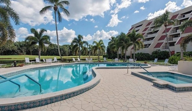 Whole Home Villa in Hyde Park at Pelican Bay community with private pool/beach!