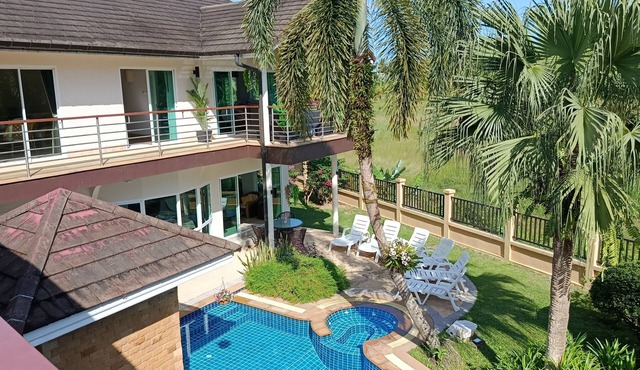 Wonderful Villa with Private Pool, Best Location! Walk to beach, restaurants etc