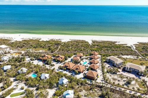 Your Perfect Getaway Awaits - Sanibel Island Villa with Private Beach - Pet Friendly - Signal Inn 11