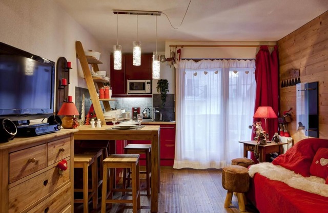 50m from resort center, 2nd floor, view street, balcony, 26m², Brides Les Bains