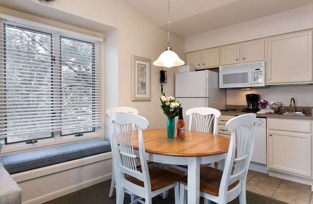 🏖️ Beachside Couples Retreat @ The Shores | Deck + Beach Access + Champagne Welcome ➠ 5719 in Williamsburg