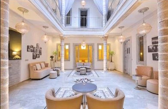Stay in the Heart of the City, Superior People Malaka