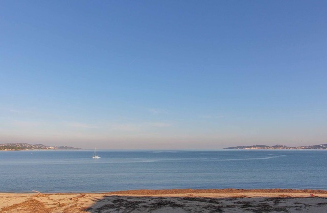 Studio flat with mezzanine on the beach in PORT GRIMAUD