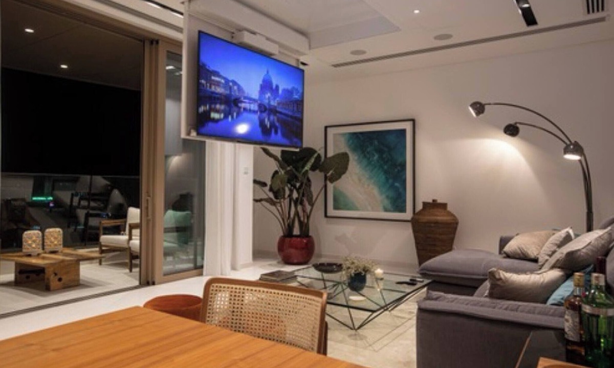 City Centre Apartment | Saffron Suite | Retreat with Skyline Views & Pool