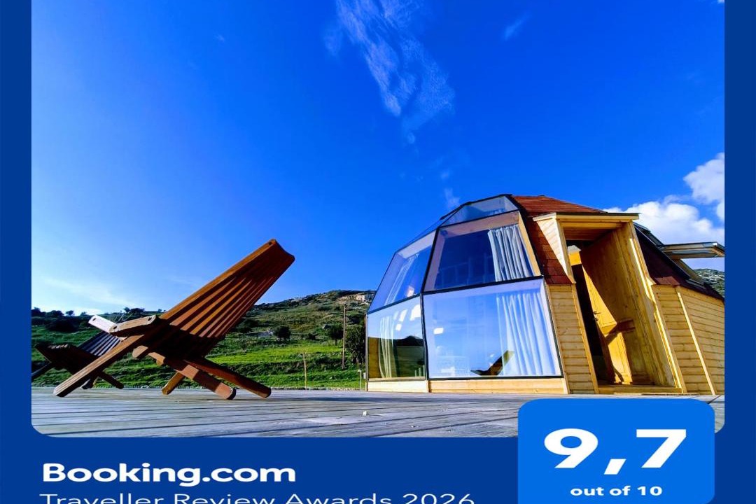 Akoursos Ski Chalet | The Hive