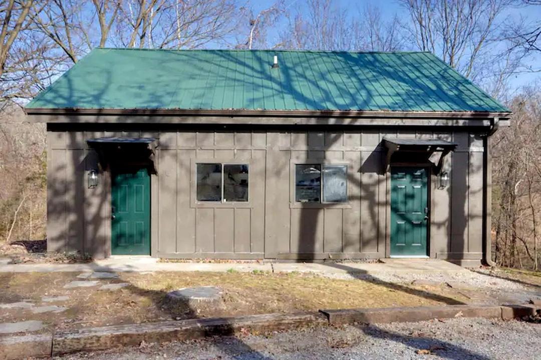 Gentry House | Peaceful Woodland Cabin with Screened Porch & Arcade Near Siloam Springs City Lake, Gentry, AR