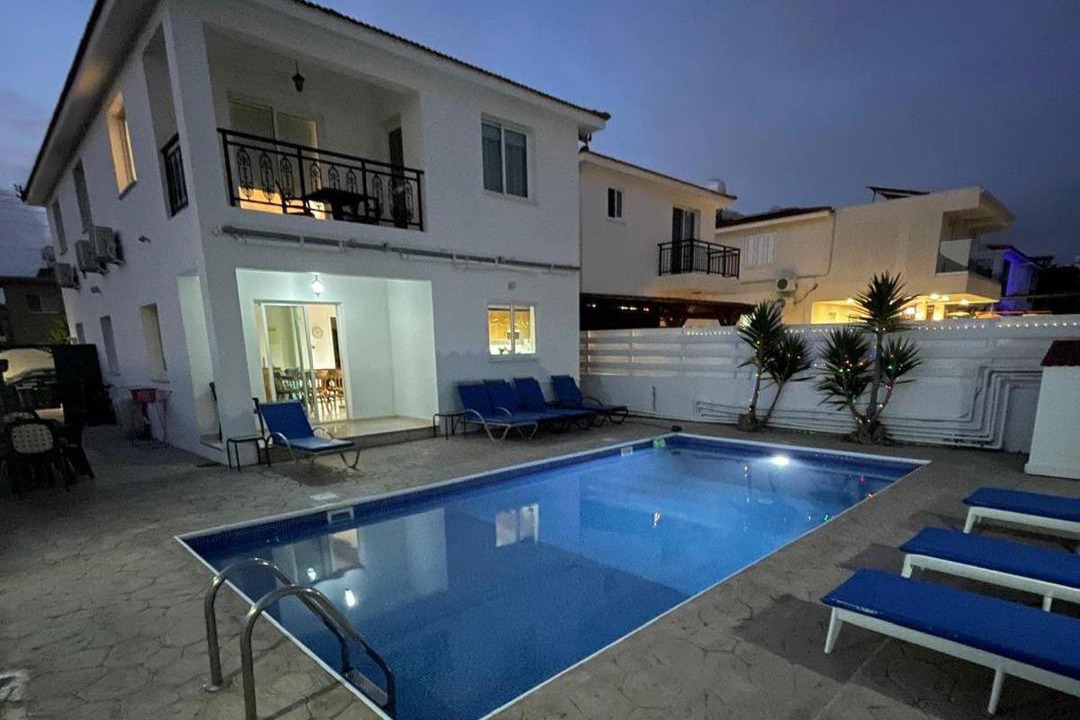 Universal Villa | White Rose Villa