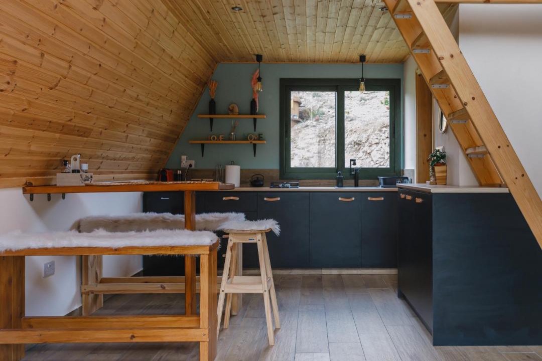 Arakapas Apartment | Romantic Mountain Cabin with Swimming Pool Access