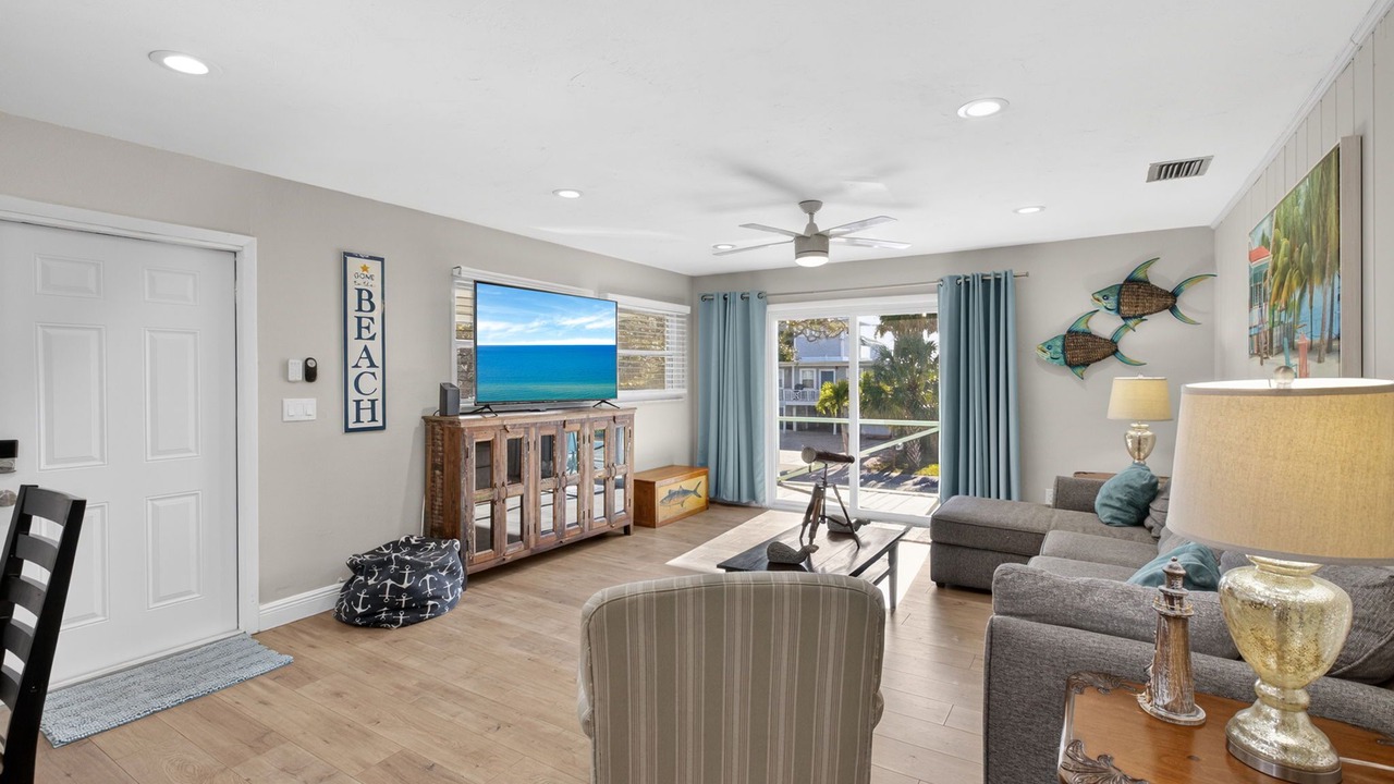 Photo of Livingroom in Mid Island