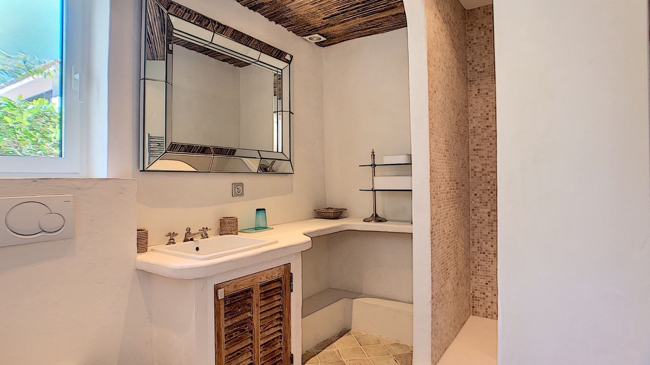 Photo of Bathroom in California - Pezou