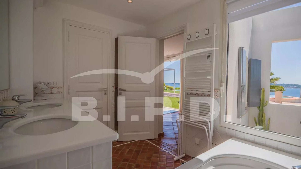 Photo of Bathroom in Guerrevieille