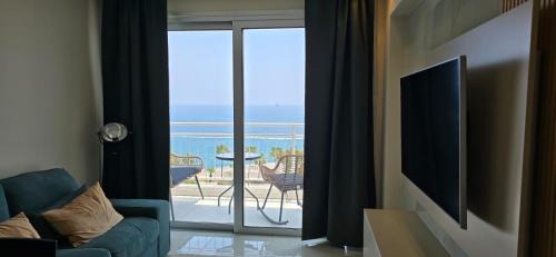Deluxe One-Bedroom Apartment with Ocean View