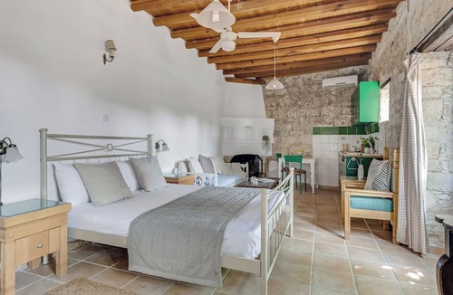 Arsos Apartment | Cornaro House - Deluxe Studio w/ Shared Courtyard