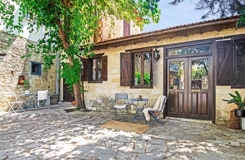 Arsos Apartment | Cornaro House - Deluxe Studio w/ Shared Courtyard