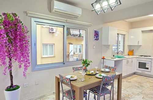 Zeytinlik Apartment | Sleek Flat w Balcony 3 min to Coast in Kyrenia